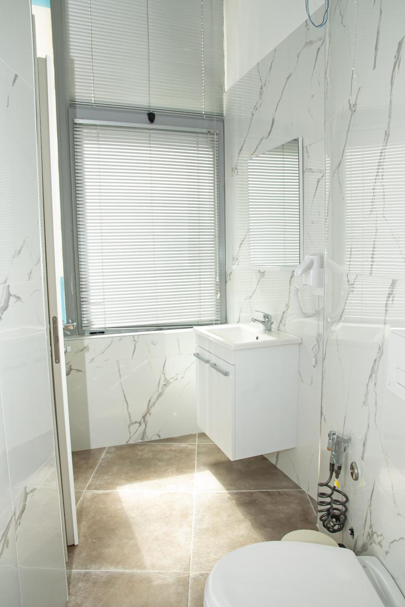 Alv Rent Rooms Vlore Ngoại thất bức ảnh